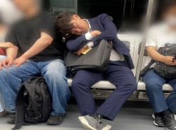 “저 사람, 국회의원 아냐?”…지하철서 잠든 이준석 목격담 확산
