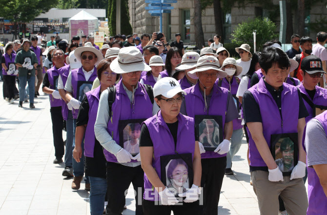 '새 분향소로 이동하는 유가족들'                                                                                                                                                         