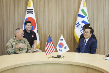 신임 미8군 사령관 만난 김동연 "미군도 다 같은 우리 경기도민"