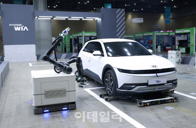 "바퀴 들어 차량 통째로 옮긴다"…'로봇 발렛파킹' 상용화 눈 앞 - 뉴스 썸네일 이미지