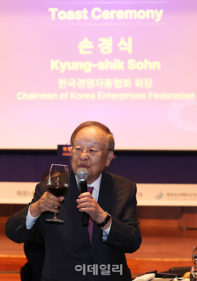 건배사하는 손경식 경총 회장                                                                                                                                                                       