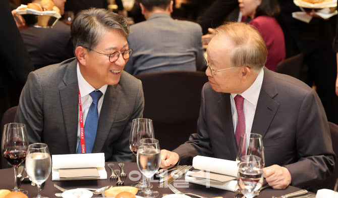 환담 나누는 곽재선 KG·이데일리 회장-손경식 경총 회장                                                                                                                                             