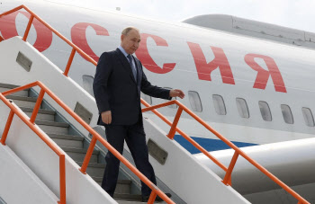러시아 푸틴 대통령, 24년 만에 북한 도착…김정은, 공항 영접