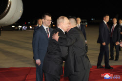 방북 지각한 푸틴…김정은, 새벽 2시에 공항서 포옹하며 환대