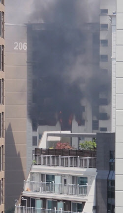 [포토] 역삼동 아파트 화재                                                                                                                                                                               