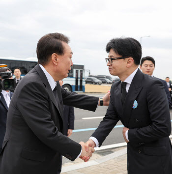 ‘당대표 출마’ 한동훈, 尹과 통화…“이기는 정당 만들겠다”