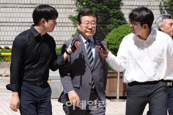 법정으로 이동하는 이재명 민주당 대표                                                                                                                                                              