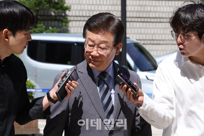 취재진 바라보는 이재명 민주당 대표                                                                                                                                                                