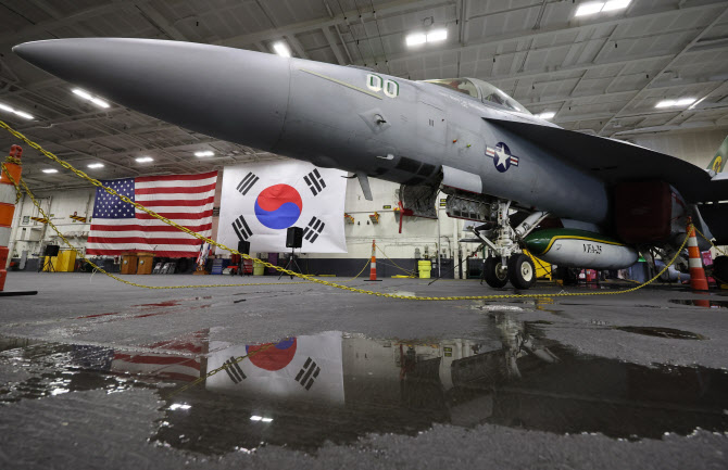 美 루스벨트함 격납고 안 F-18 전투기                                                                                                                                                                     