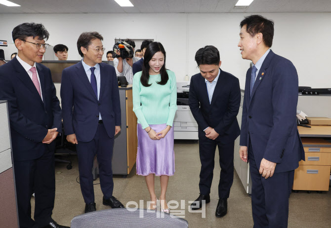 디지털금융정책관 직원과 인사하는 김주현 금융위원장                                                                                                                                                