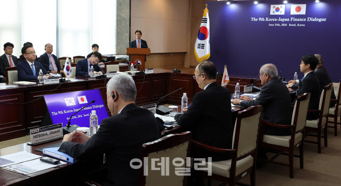 모두발언하는 스즈키 슌이치 일본 재무장관                                                                                                                                                          