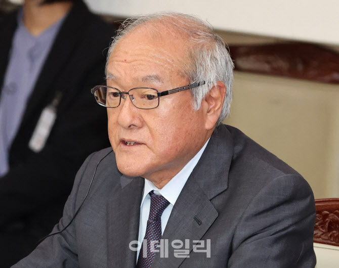 모두발언하는 스즈키 슌이치 日 재무장관                                                                                                                                                            