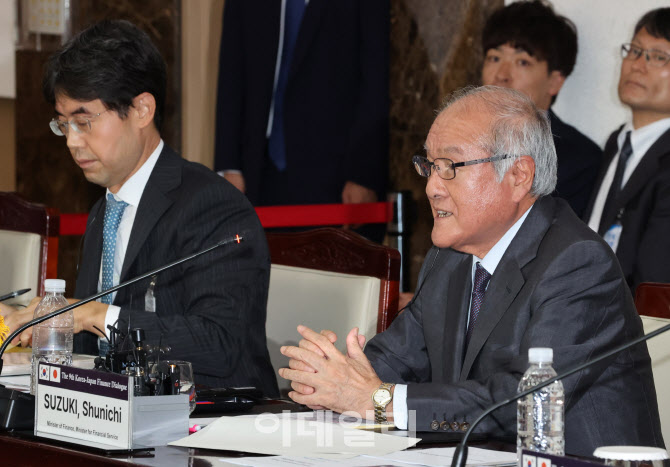 한일 재무장관회의에서 발언하는 스즈키 슌이치 日 재무장관                                                                                                                                          