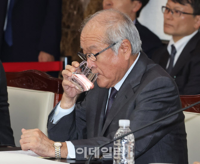 물 마시는 스즈키 슌이치 일본 재무장관                                                                                                                                                             