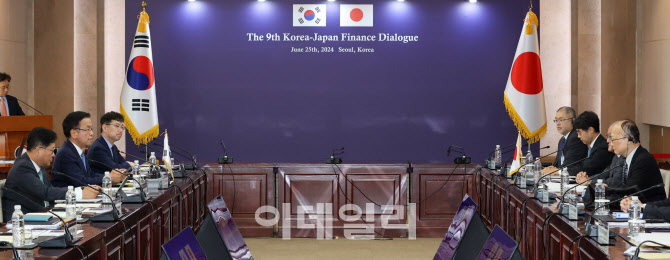 마주 앉은 한일 재무장관들                                                                                                                                                                         