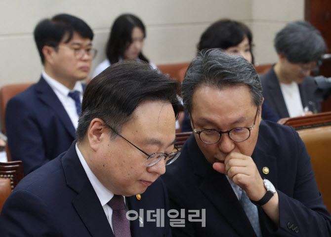 복지위 전체회의, '대화하는 조규홍-박민수'                                                                                                                                               