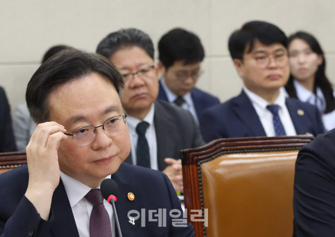 복지위 전체회의, '질의듣는 조규홍 장관'                                                                                                                                                 