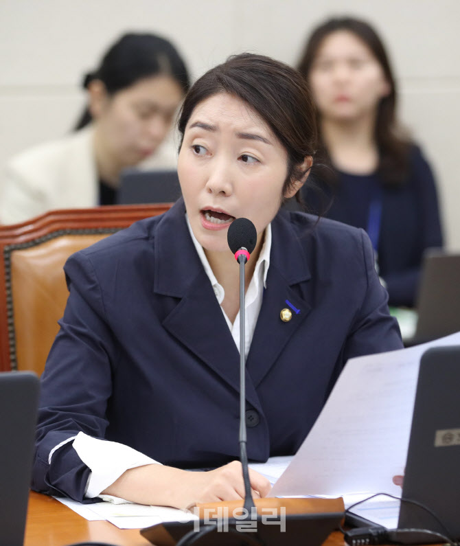 복지위 전체회의, '의사진행 발언하는 강선우 의원'                                                                                                                                        