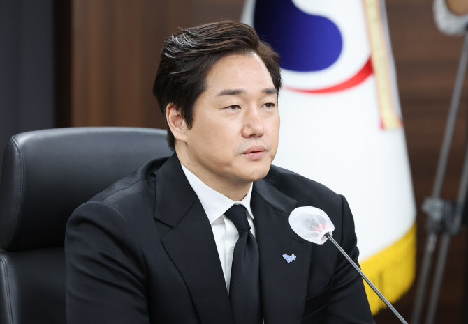 질의에 답하는 유지태                                                                                                                                                                                    