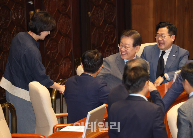 본회의, '악수하는 이재명-추미애'                                                                                                                                                        