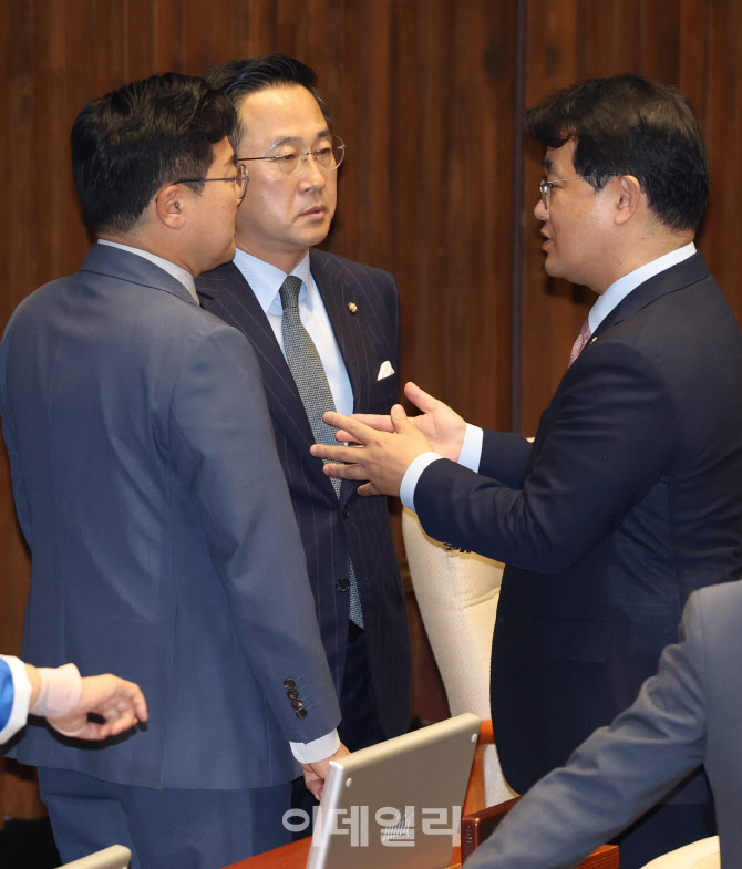 본회의, '대화하는 여야 원내지도부'                                                                                                                                                      