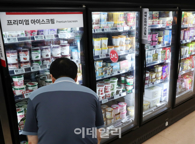 아이스크림 구매 시민들                                                                                                                                                                           