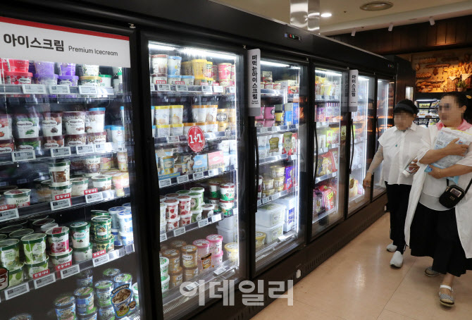  불볕더위 속 아이스크림 코너                                                                                                                                                                      