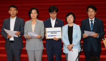 野5당 '김홍일 탄핵안' 공동 발의…"제대로 된 방통위장 아냐, 국회 일 다할 것"