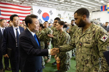 尹대통령, 美 국가정보국장 접견…러북조약 대응 등 논의할 듯