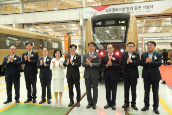 김포골드라인 열차 증편 기념식, 박수치는 내빈들