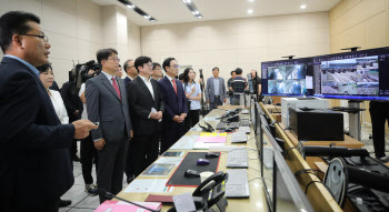 관계자의 브리핑을 듣는 박상우 국토교통부 장관