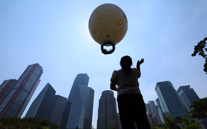  여의도에 뜬 서울달                                                                                                                                                                               