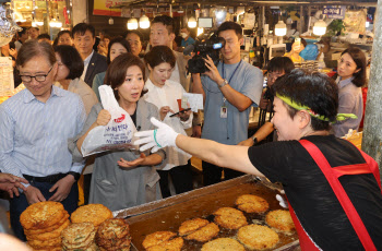 '광장시장에서 빈대떡 사는 나경원 의원'