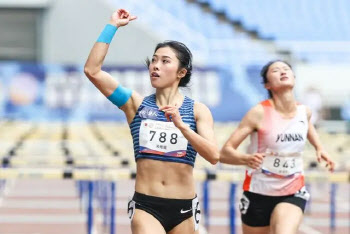 中 육상 여신, '외모 치장' 일축…100m 허들 최고 기록 경신
