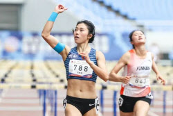 中 육상 여신, '외모 치장' 일축…100m 허들 최고 기록 경신[중국나라]
