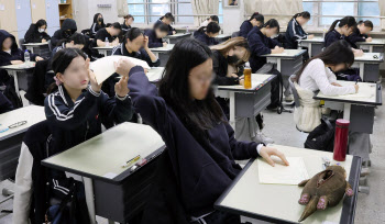 의대증원 후 첫 수능 모평…국·수·영 ‘불수능’ 확인