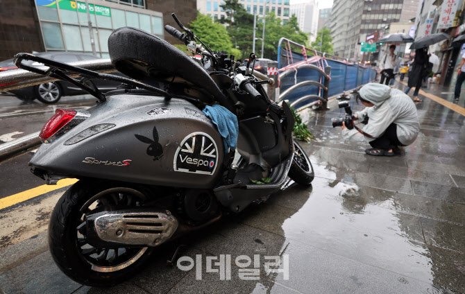 형채를 알아볼수 없이 부서진 오토바이                                                                                                                                                              