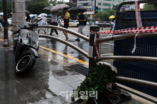 국화꽃 놓인 시청역 교차로 교통사고 현장                                                                                                                                                           