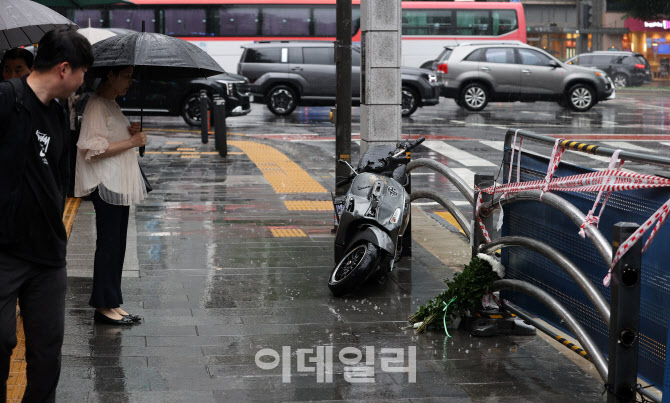 시민들 추모발길 이어지는 시청역 교통사고 현장                                                                                                                                                     