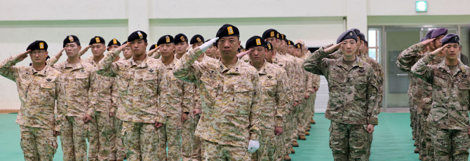  경례하는 아크부대 23진 장병들                                                                                                                                                                    