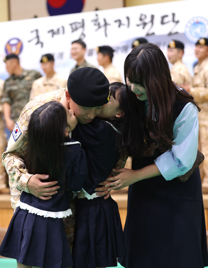  작별 인사하는 아크부대원                                                                                                                                                                         