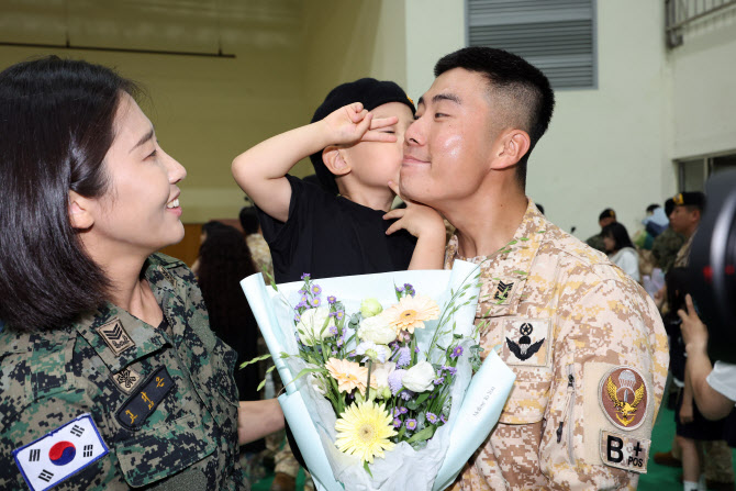  아들과 작별 인사하는 아크부대원                                                                                                                                                                  