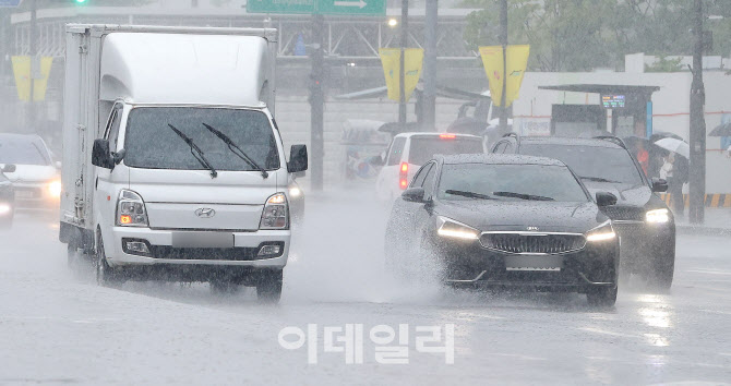 장마 시작, 물보라 일으키는 차량들                                                                                                                                                                 