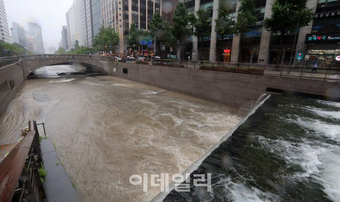 물폭탄에 범람한 청계천                                                                                                                                                                            