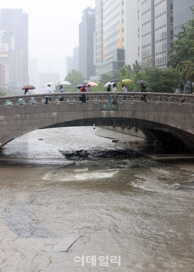 강으로 변한 청계천                                                                                                                                                                                