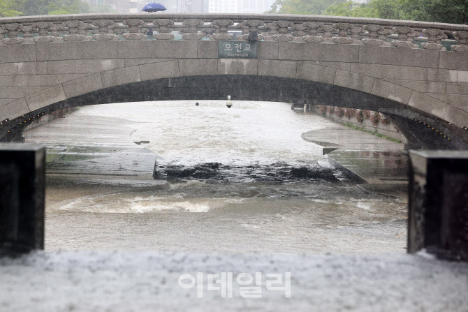 청계천 산책로까지 차오른 물                                                                                                                                                                       