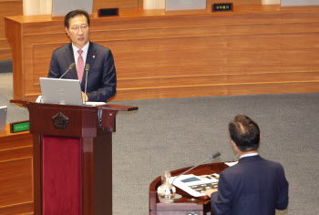 대정부질문, '답변하는 박성재 장관'