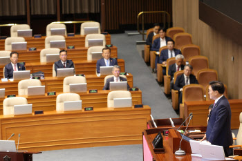 때 아닌 `인사` 헤프닝…與, 우 의장 향해 "받을 자격 없다"