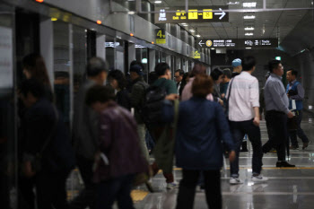 "1400원 아끼려다 8만원 물어" 서울지하철, 부정승차 부가금 50배 추진