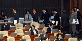 필리버스터 돌입, '본회의장 나가는 국무위원들'